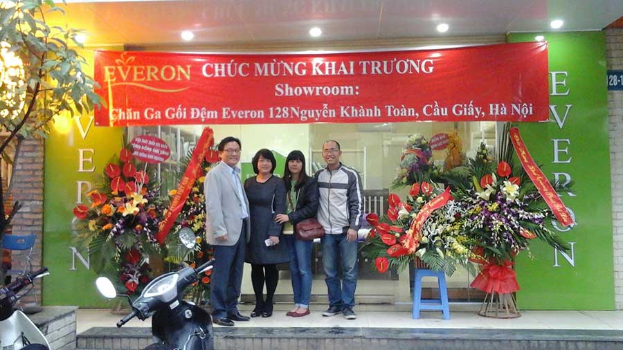 Phó tổng giám đốc Everon ngài Cho Yong Hwan dự khai trương showroom 128 Nguyễn Khánh Toàn